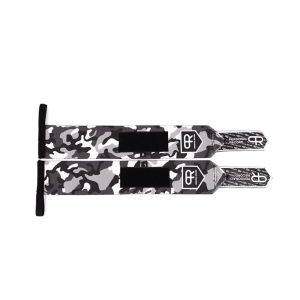 Sportif portant nos Bandes de Poignet Camouflage Blanc pendant une séance de musculation.