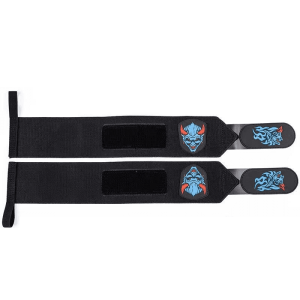 Sportif utilisant les Bandes de Poignet Démon Bleues pour un entraînement de musculation sécurisé et efficace.