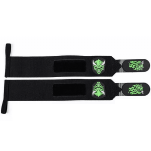 Sportif utilisant les Bandes de Poignet Démon Vertes pour un entraînement de musculation sécurisé.