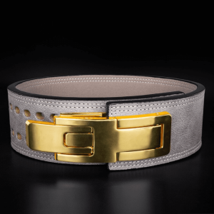 Sportif se préparant pour une levée lourde avec sa Ceinture de Force Gris Doré.