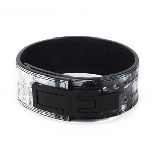 "Athlète effectuant un soulèvement lourd avec une ceinture de force muscle pour un soutien optimal."