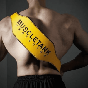 "Athlète effectuant un soulèvement lourd avec la ceinture de musculation MuscleTank pour un soutien du dos."